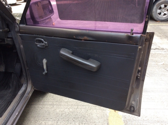 รถมาสด้า แฟมิเลีย มือเดียวป้ายแดง ปี92 เครื่อง 1.3 เกียร์ธรรมดา 5เกียร์ ภายในเดิมๆสะอาดแอร์หนาว วิทยุCD ตัวถังเดิมๆบางเดิมทั้งคันไม่มีชน ยางใหม่ แบตใหม่ ห้องเครื่องเดิมคัสซีดี เครื่องแน่นช่วงล่างดี รถขับดีครับ พร้อมใช้ เจาะทะลุจากโรงงานตั้งแต่ป้ายแดแจ้งปร