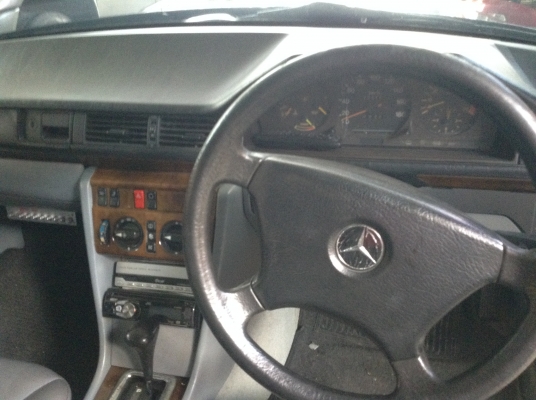 รถเก๋งสภาพดี พร้อมใช้งาน Benz ปี94 เครื่องJ. ติดแก๊สแล้ว เกียร์ออโต้ เบาะหนัง. มีจอทีวี ราคา 100,000 บ.