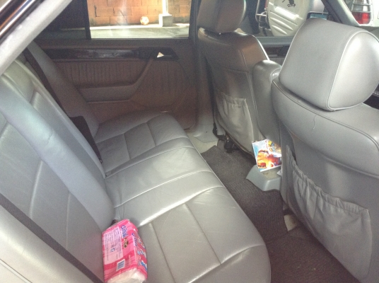 รถเก๋งสภาพดี พร้อมใช้งาน Benz ปี94 เครื่องJ. ติดแก๊สแล้ว เกียร์ออโต้ เบาะหนัง. มีจอทีวี ราคา 100,000 บ.