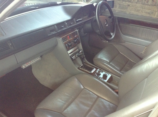 รถเก๋งสภาพดี พร้อมใช้งาน Benz ปี94 เครื่องJ. ติดแก๊สแล้ว เกียร์ออโต้ เบาะหนัง. มีจอทีวี ราคา 100,000 บ.