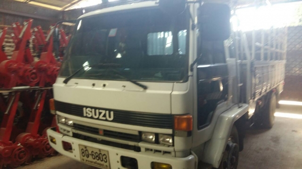 หกล้อ อีซูซุ FSR11H-175แรง แคชชีใหญ ช่วงยาว5.50ม สภาพดีสวยกริ๊ปเดิมทั้งคัน มีท้ายลิฟไฮโลริส ทะเบียนพร้อมโอน