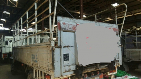 หกล้อ อีซูซุ FSR11H-175แรง แคชชีใหญ ช่วงยาว5.50ม สภาพดีสวยกริ๊ปเดิมทั้งคัน มีท้ายลิฟไฮโลริส ทะเบียนพร้อมโอน