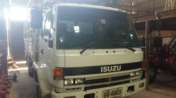 หกล้อ อีซูซุ FSR11H-175แรง แคชชีใหญ ช่วงยาว5.50ม สภาพดีสวยกริ๊ปเดิมทั้งคัน มีท้ายลิฟไฮโลริส ทะเบียนพร้อมโอน