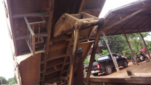 ขายรถ10ล้อดั้มKT725เครือง180แรงวางหัวลงเล่มแล้วพร้อมโอน