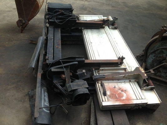 ขายลิ๊ฟติดท้ายรถ6ล้อ24โวล เป็นมิเนียม กว้าง2เมตร ขายถูกๆครับ จะเอาตังไปซื้อนมลูก 18000 บาท