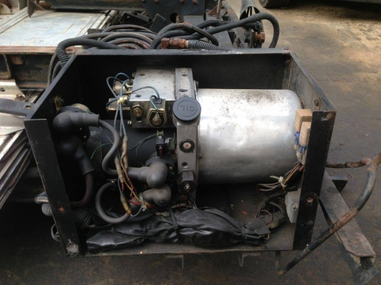 ขายลิ๊ฟติดท้ายรถ6ล้อ24โวล เป็นมิเนียม กว้าง2เมตร ขายถูกๆครับ จะเอาตังไปซื้อนมลูก 18000 บาท