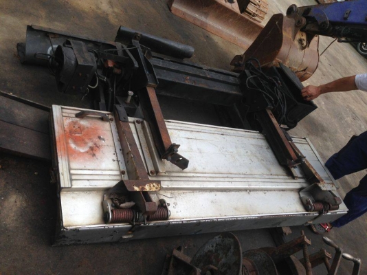 ขายลิ๊ฟติดท้ายรถ6ล้อ24โวล เป็นมิเนียม กว้าง2เมตร ขายถูกๆครับ จะเอาตังไปซื้อนมลูก 18000 บาท