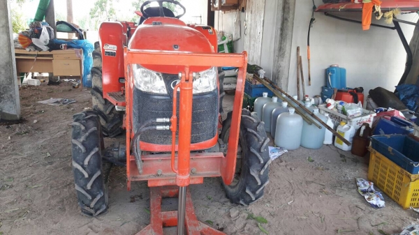 รถฝากขาย คูโบต้า L3008  พร้อมอุปกรณ์ 2 ชิ้น ดันหน้า+ ผาน5.  รถสวยพร้อมใช้งาน ชั่วโมงน้อย