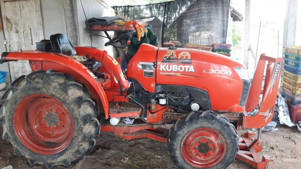 รถฝากขาย คูโบต้า L3008  พร้อมอุปกรณ์ 2 ชิ้น ดันหน้า+ ผาน5.  รถสวยพร้อมใช้งาน ชั่วโมงน้อย