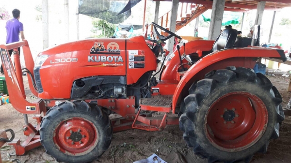 รถฝากขาย คูโบต้า L3008  พร้อมอุปกรณ์ 2 ชิ้น ดันหน้า+ ผาน5.  รถสวยพร้อมใช้งาน ชั่วโมงน้อย