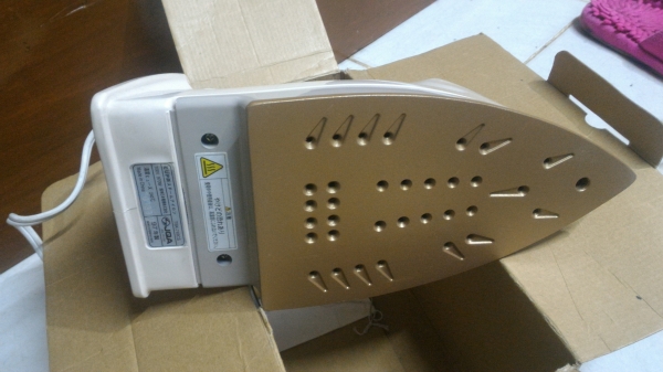 เตารีดผ้าไอน้ำ EUPA  ตัวเตารีดเคลื่อบสารไม่ให้ผ้าติดรีดลื่น พร้อมหัวฉีดน้ำพรมผ้า