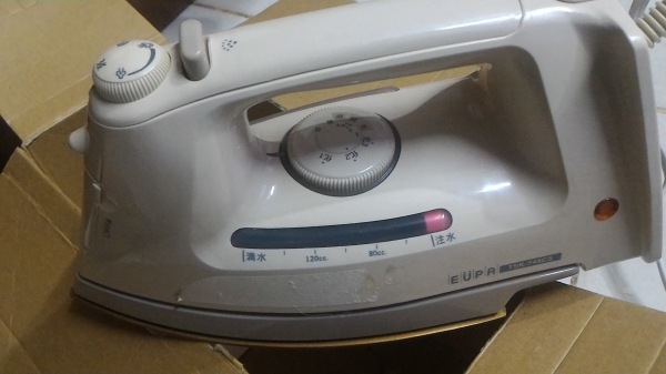 เตารีดผ้าไอน้ำ EUPA  ตัวเตารีดเคลื่อบสารไม่ให้ผ้าติดรีดลื่น พร้อมหัวฉีดน้ำพรมผ้า