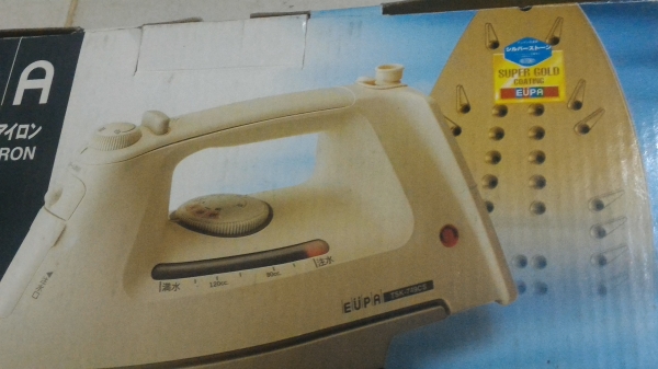 เตารีดผ้าไอน้ำ EUPA  ตัวเตารีดเคลื่อบสารไม่ให้ผ้าติดรีดลื่น พร้อมหัวฉีดน้ำพรมผ้า
