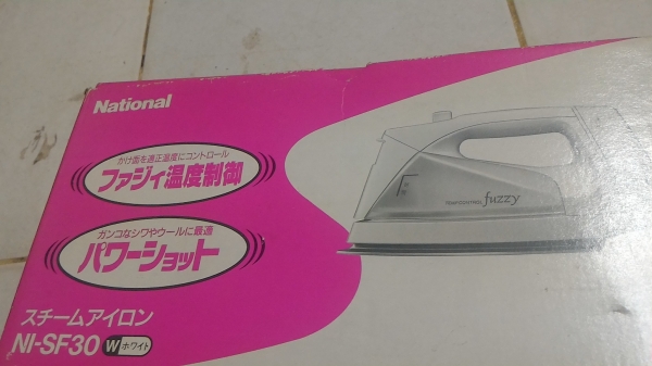 เตารีดผ้าไอน้ำแบบอิเล็กทรอนิกส์ ยี่ห้อ National ตัวเตารีดเคลื่อบสารไม่ให้ผ้าติดรีดลื่นและชุดม้วนเก็บสายไฟ