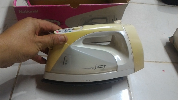 เตารีดผ้าไอน้ำแบบอิเล็กทรอนิกส์ ยี่ห้อ National ตัวเตารีดเคลื่อบสารไม่ให้ผ้าติดรีดลื่นและชุดม้วนเก็บสายไฟ