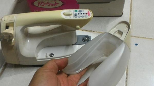 เตารีดผ้าไอน้ำแบบอิเล็กทรอนิกส์ ยี่ห้อ National ตัวเตารีดเคลื่อบสารไม่ให้ผ้าติดรีดลื่นและชุดม้วนเก็บสายไฟ