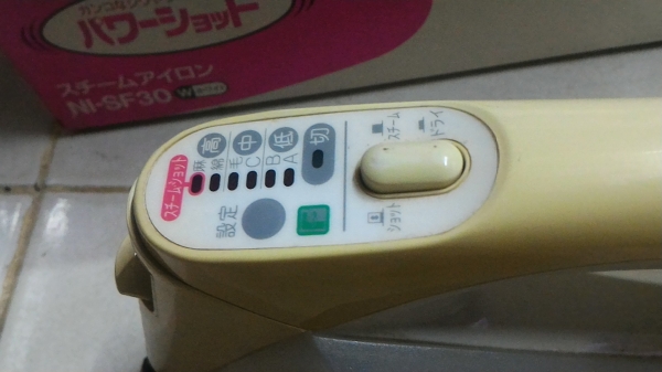 เตารีดผ้าไอน้ำแบบอิเล็กทรอนิกส์ ยี่ห้อ National ตัวเตารีดเคลื่อบสารไม่ให้ผ้าติดรีดลื่นและชุดม้วนเก็บสายไฟ