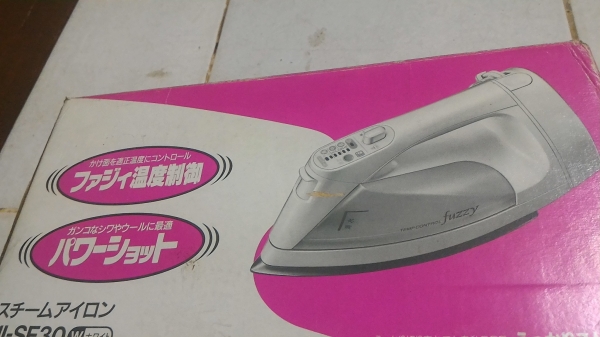 เตารีดผ้าไอน้ำแบบอิเล็กทรอนิกส์ ยี่ห้อ National ตัวเตารีดเคลื่อบสารไม่ให้ผ้าติดรีดลื่นและชุดม้วนเก็บสายไฟ