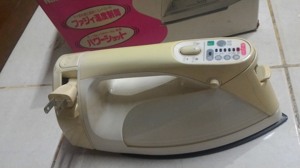 เตารีดผ้าไอน้ำแบบอิเล็กทรอนิกส์ ยี่ห้อ National ตัวเตารีดเคลื่อบสารไม่ให้ผ้าติดรีดลื่นและชุดม้วนเก็บสายไฟ