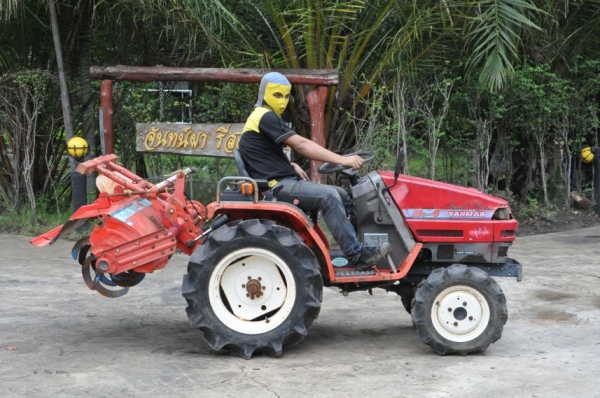 ขายรถไถ(เข้าร่องอ้อย)YANMAR15แรง(ล้อกว้าง80ซม.) ขับ4ล้อ พร้อมโรตารี่หลัง สภาพสวยเดิมญี่ปุ่นไม่เคยใช้ในไทย 115,000 เท่านั้น!!