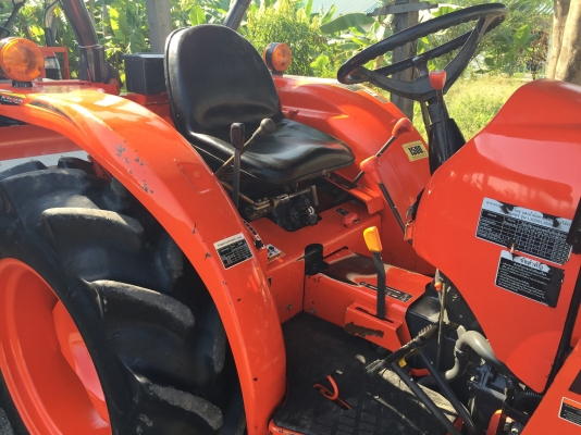 ขายรถไถคูโบต้า L3608 พร้อมอุปกรณ์ใบมีดดันดินหน้าและโลเตอร์รีตราช้าง ราคา 298,000 บาท สนใจโทร 081-9136451 คุณโบว์