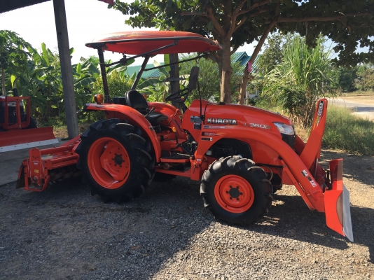 ขายรถไถคูโบต้า L3608 พร้อมอุปกรณ์ใบมีดดันดินหน้าและโลเตอร์รีตราช้าง ราคา 298,000 บาท สนใจโทร 081-9136451 คุณโบว์