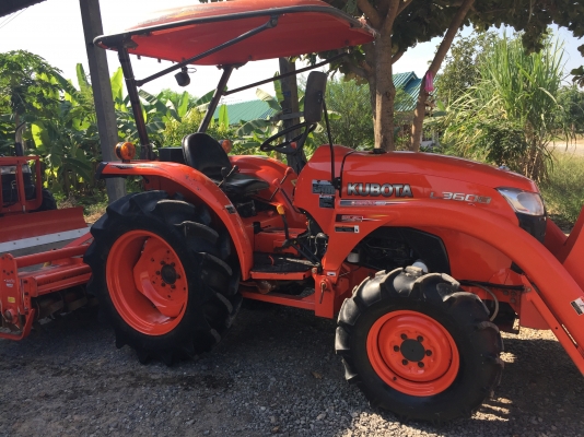 ขายรถไถคูโบต้า L3608 พร้อมอุปกรณ์ใบมีดดันดินหน้าและโลเตอร์รีตราช้าง ราคา 298,000 บาท สนใจโทร 081-9136451 คุณโบว์