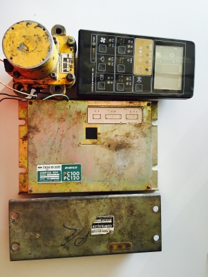 ขาย กล่อง+จอ+มอเตอร์คันเร่ง KOMATSU PC120-5 สวยๆ พร้อมส่ง ขาย กล่อง+จอ+มอเตอร์คันเร่ง KOMATSU PC120-5 สวยๆ พร้อมส่ง