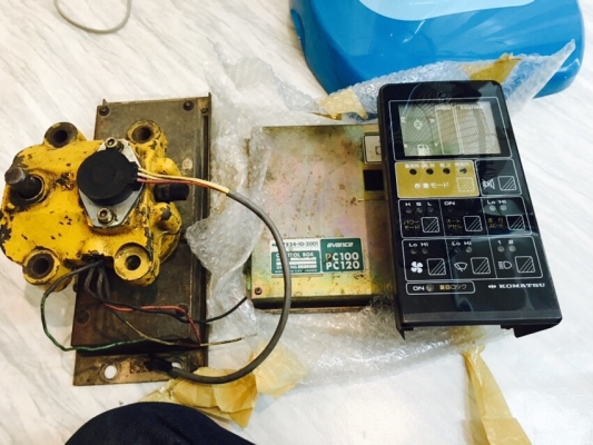 ขาย กล่อง+จอ+มอเตอร์คันเร่ง KOMATSU PC120-5 สวยๆ พร้อมส่ง ขาย กล่อง+จอ+มอเตอร์คันเร่ง KOMATSU PC120-5 สวยๆ พร้อมส่ง