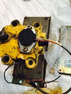 ขาย กล่อง+จอ+มอเตอร์คันเร่ง KOMATSU PC120-5 สวยๆ พร้อมส่ง ขาย กล่อง+จอ+มอเตอร์คันเร่ง KOMATSU PC120-5 สวยๆ พร้อมส่ง