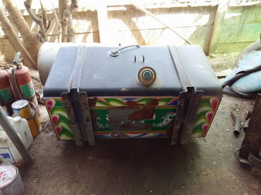 ขายด่วน ถังน้ำมันสิบล้อ 300 ลิตร  ( ถอดจากรถเปอร์เฟียมา )  สภาพสวย ไม่มีรอยผุ