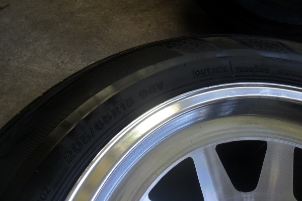 ล้อแม็ก15นิ้ว6รู พร้อมยาง สวยๆ 4 ล้อ ราคา 6900 บาท