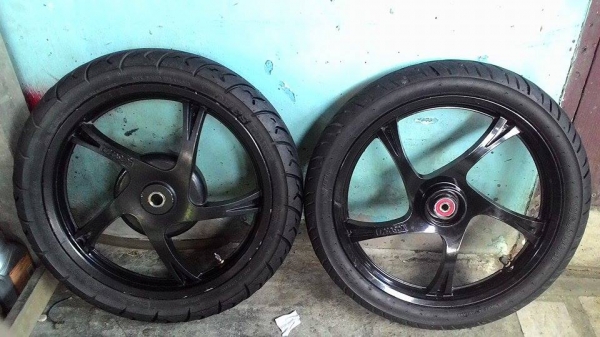 ล้อแม็ก มีโอ้ ฟรีโน้ ยี่ห้อ KOSOMI พร้อมยาง ตามรูปครับ