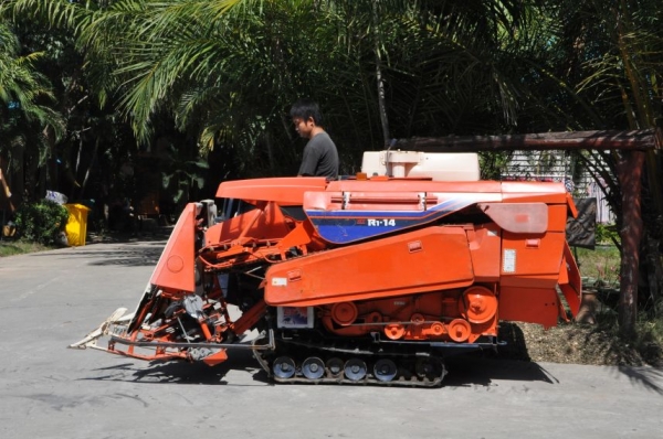 ขายรถเกี่ยว นวดข้าวkubota R1-151 ดีเซล3สูบ แรง สวยเดิมจากญี่ปุ่น 68,000เท่านั้น!!