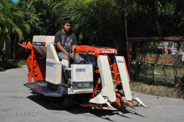 ขายรถเกี่ยว นวดข้าวkubota R1-151 ดีเซล3สูบ แรง สวยเดิมจากญี่ปุ่น 68,000เท่านั้น!!