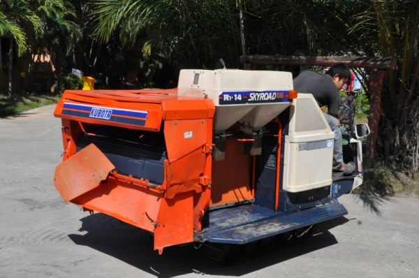 ขายรถเกี่ยว นวดข้าวkubota R1-151 ดีเซล3สูบ แรง สวยเดิมจากญี่ปุ่น 68,000เท่านั้น!!