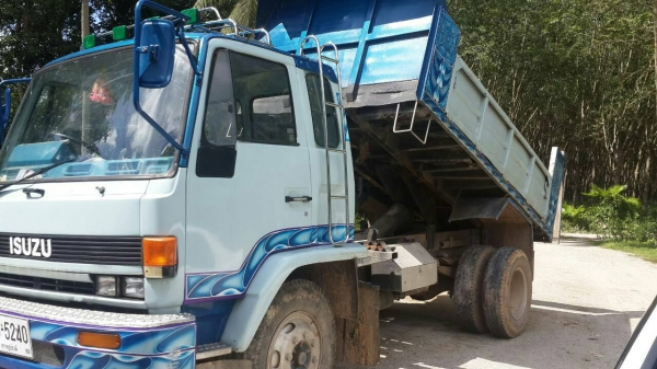 หกล้อ อีซูซุ FSR11F 165 แอร์ เพาเวอร์ ยาง900 สภาพดีสวยพร้อมใช้ ทะเบียนพร้อมโอน ราคา 425,000บ หกล้อ อีซูซุ FSR11F 165 แอร์ เพาเวอร์ ยาง900 สภาพดีสวยพร้อมใช้ ทะเบียนพร้อมโอน ราคา 425,000บ