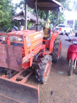 L1-2605 26แรง ขับเคลื่อนสี่ล้อ พวงมาลัยพาวเวอร์ มีใบดัน มีผานหก สนใจติดต่อ สีนวนลำเพลิน 0899638932 L1-2605 26แรง ขับเคลื่อนสี่ล้อ พวงมาลัยพาวเวอร์ มีใบดัน มีผานหก สนใจติดต่อ สีนวนลำเพลิน 0899638932