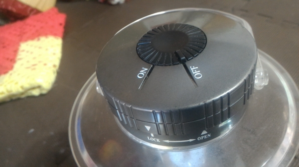 ตะเกียงสนาม ยี่ห้อ LOGOS เป็นตะเกี่ยงส่องสว่างแบบกันน้ำ ใช้พลังงานจากถ่าน 4 ก้อน