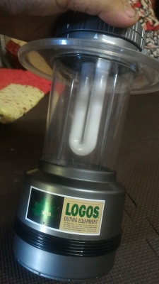 ตะเกียงสนาม ยี่ห้อ LOGOS เป็นตะเกี่ยงส่องสว่างแบบกันน้ำ ใช้พลังงานจากถ่าน 4 ก้อน