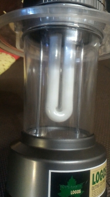 ตะเกียงสนาม ยี่ห้อ LOGOS เป็นตะเกี่ยงส่องสว่างแบบกันน้ำ ใช้พลังงานจากถ่าน 4 ก้อน