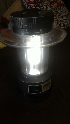 ตะเกียงสนาม ยี่ห้อ LOGOS เป็นตะเกี่ยงส่องสว่างแบบกันน้ำ ใช้พลังงานจากถ่าน 4 ก้อน