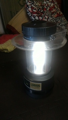 ตะเกียงสนาม ยี่ห้อ LOGOS เป็นตะเกี่ยงส่องสว่างแบบกันน้ำ ใช้พลังงานจากถ่าน 4 ก้อน