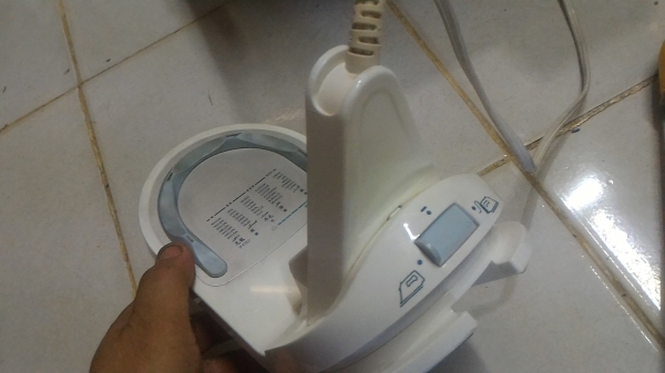 เตารีดผ้าไอน้ำ PHILIPS แบบไร้สายและเลือกแบบยึดสาย เตารีดเคลื่อบสารไม่ให้ผ้าติดรีดลื่นและฐานรองเสียบไฟแยกกัน