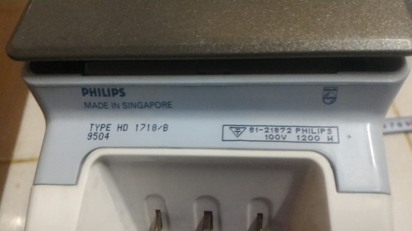 เตารีดผ้าไอน้ำ PHILIPS แบบไร้สายและเลือกแบบยึดสาย เตารีดเคลื่อบสารไม่ให้ผ้าติดรีดลื่นและฐานรองเสียบไฟแยกกัน