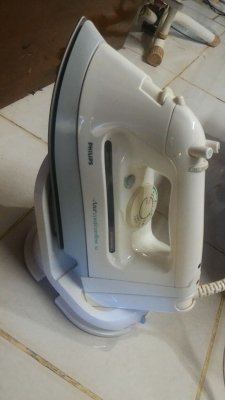 เตารีดผ้าไอน้ำ PHILIPS แบบไร้สายและเลือกแบบยึดสาย เตารีดเคลื่อบสารไม่ให้ผ้าติดรีดลื่นและฐานรองเสียบไฟแยกกัน