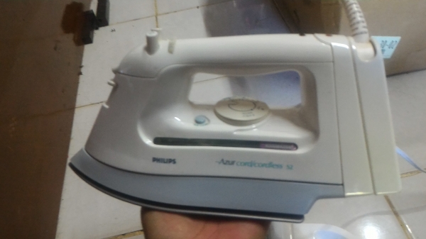 เตารีดผ้าไอน้ำ PHILIPS แบบไร้สายและเลือกแบบยึดสาย เตารีดเคลื่อบสารไม่ให้ผ้าติดรีดลื่นและฐานรองเสียบไฟแยกกัน