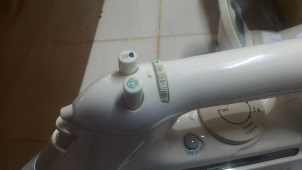 เตารีดผ้าไอน้ำ PHILIPS แบบไร้สายและเลือกแบบยึดสาย เตารีดเคลื่อบสารไม่ให้ผ้าติดรีดลื่นและฐานรองเสียบไฟแยกกัน