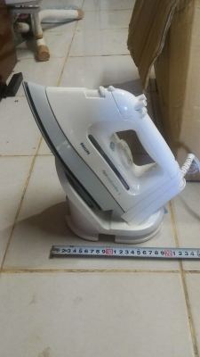 เตารีดผ้าไอน้ำ PHILIPS แบบไร้สายและเลือกแบบยึดสาย เตารีดเคลื่อบสารไม่ให้ผ้าติดรีดลื่นและฐานรองเสียบไฟแยกกัน