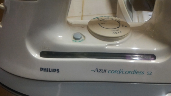 เตารีดผ้าไอน้ำ PHILIPS แบบไร้สายและเลือกแบบยึดสาย เตารีดเคลื่อบสารไม่ให้ผ้าติดรีดลื่นและฐานรองเสียบไฟแยกกัน